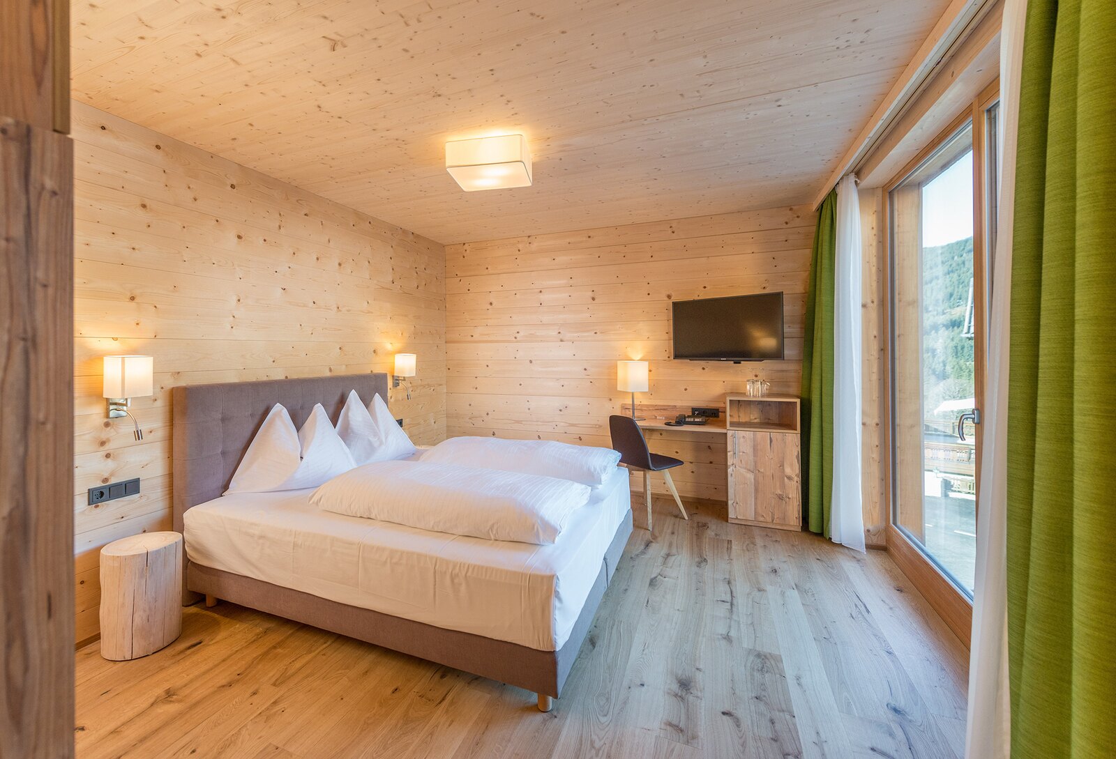 Doppelzimmer Basic mit Naturholzwänden