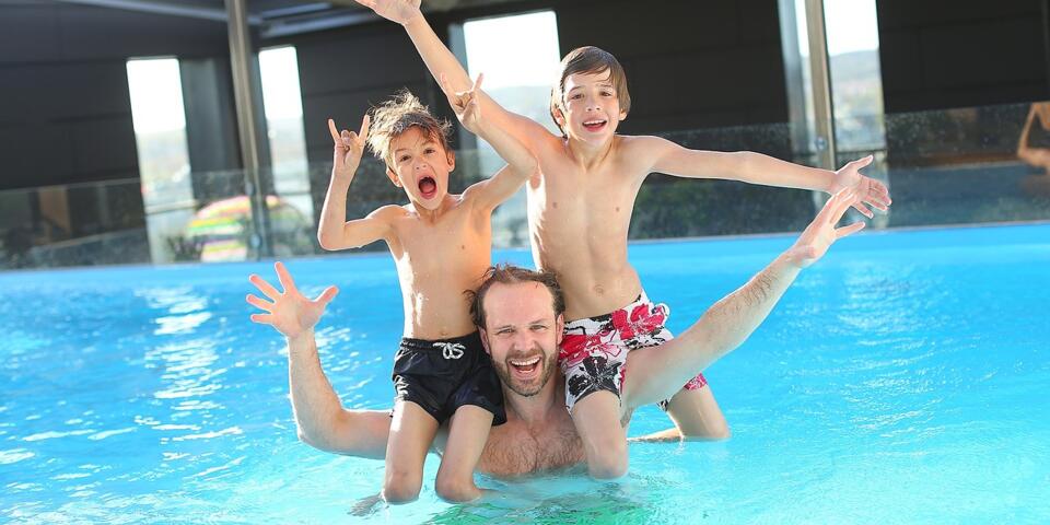 Mann mit Kindern in Pool